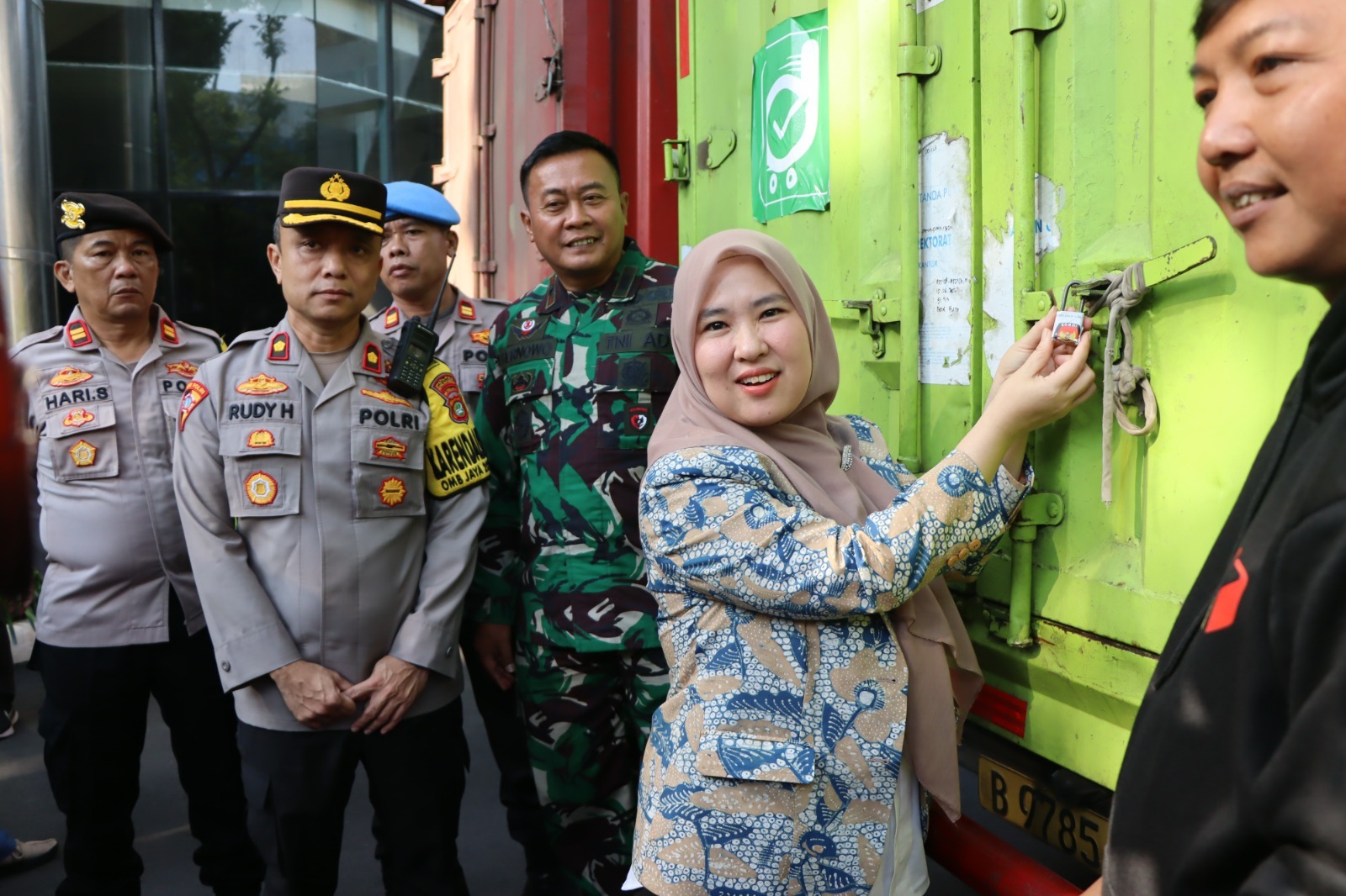 pengamanan-dan-pengawalan-logistik-pemilu-2024:-polres-kepulauan-seribu-dan-tni-pastikan-pergeseran-logistik-pemilu-dengan-aman