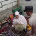 polisi-humanis-bhabinkamtibmas-pulau-kelapa-berikan-bantuan-kepada-janda-tidak-mampu