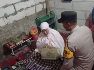 polisi-humanis-bhabinkamtibmas-pulau-kelapa-berikan-bantuan-kepada-janda-tidak-mampu