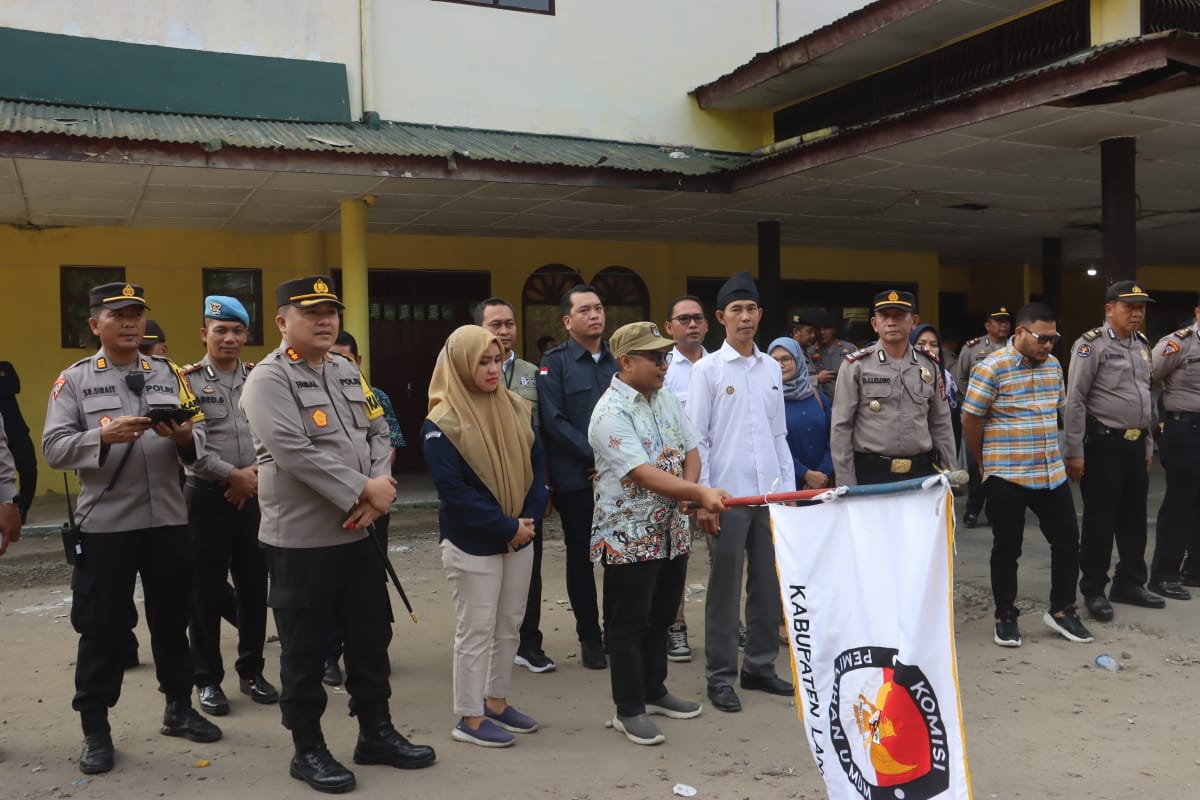 kapolres-langkat-hadiri-keberangkatan-logistik-pemilu-2024-kpu-kabupaten-langkat-ke-ppk