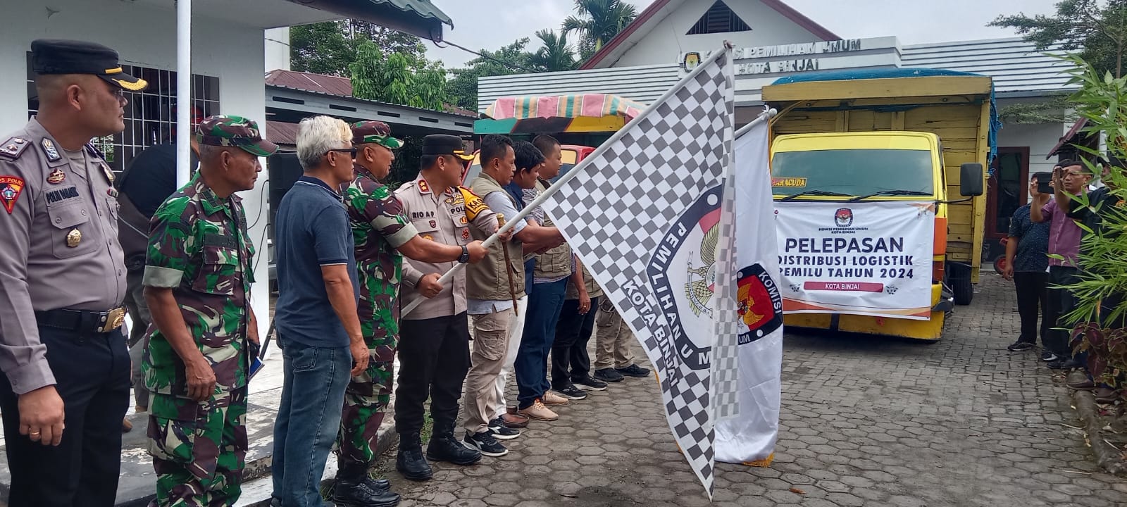 kapolres-binjai-bersama-forkopimda-berangkatkan-logistik-pemilu-2024-dari-kantor-kpu-menuju-ppk-kecamatan