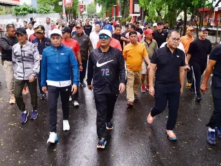 Cooling Down Jelang Pemilu 2024, Pj Gubernur Sulsel Inisiasi Jalan Sehat-Bakti Sosial di Pantai Losari