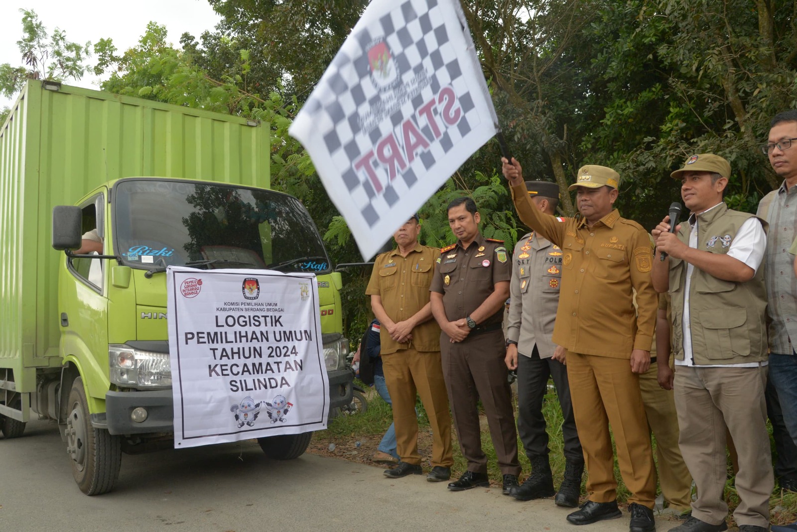 lepas-distribusi-logistik-pemilu-2024,-bupati-sergai-harap-pesta-demokrasi-berlangsung-sukses,-aman-dan-damai