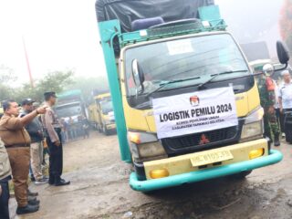 40-truk-angkut-logistik-pemilu-2024,-dilepas-bupati-tapsel-ke-15-kecamatan