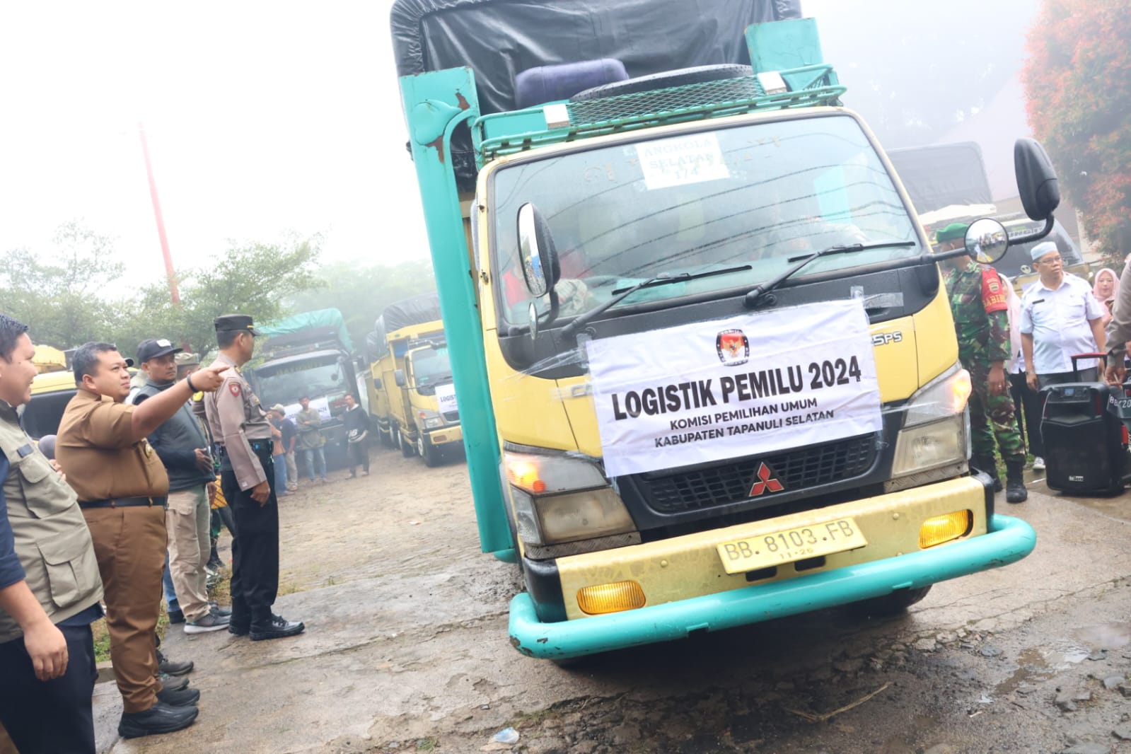 40-truk-angkut-logistik-pemilu-2024,-dilepas-bupati-tapsel-ke-15-kecamatan