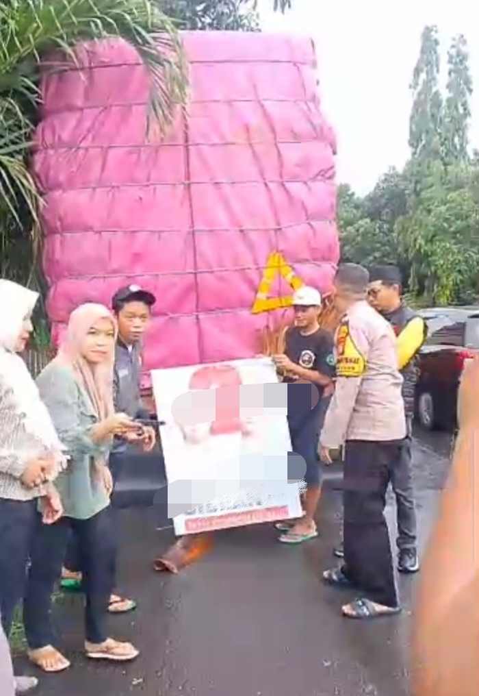 heboh-video-pose-penyelenggara-pemilu-pegang-banner-paslon-pilpres,-bawaslu-:-itu-penertiban-apk-bersama-aparat