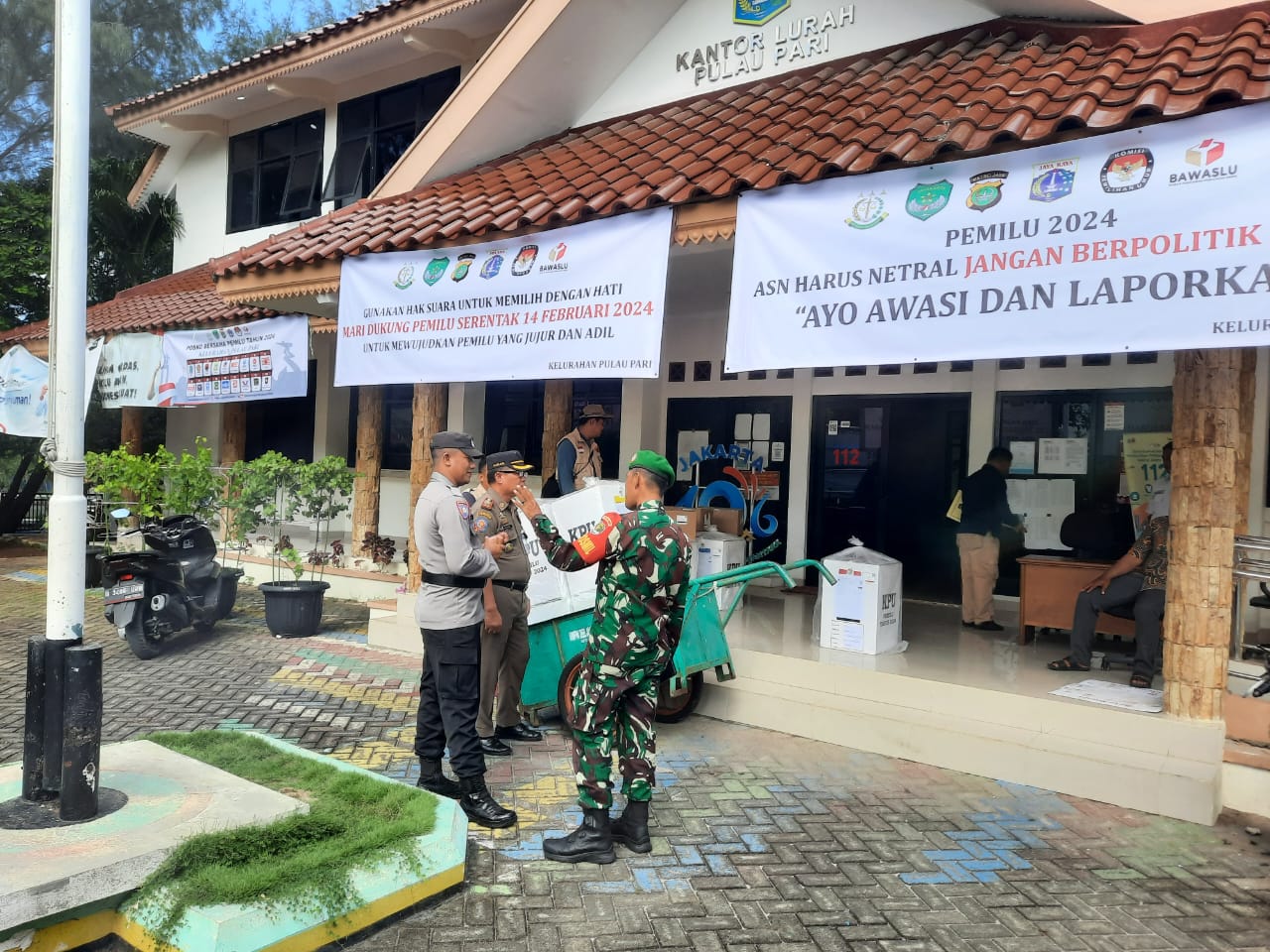 polsek-kepulauan-seribu-selatan-bersama-tni,-dan-satpol-pp-garis-depan-pengamanan-pendistribusian-logistik-pemilu