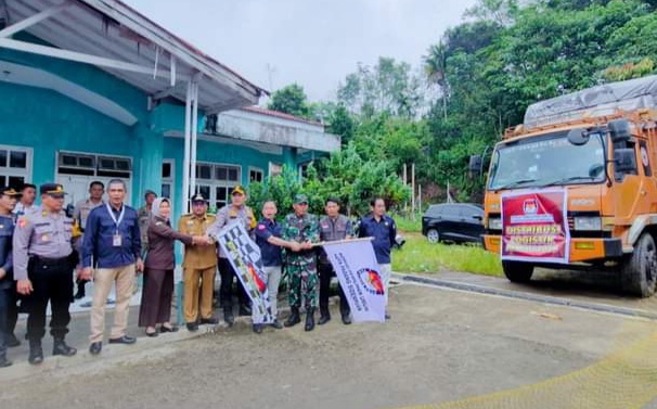 pj.-wali-kota-padangsidimpuan-lepas-distribusi-logistik-pemilu-2024-ke-kecamatan