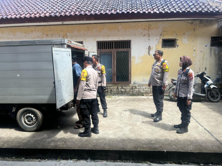 pastikan-aman,-wakapolresta-tangerang-cek-pengawalan-distribusi-logistik-pemilu-di-kresek-dan-gunung-kaler