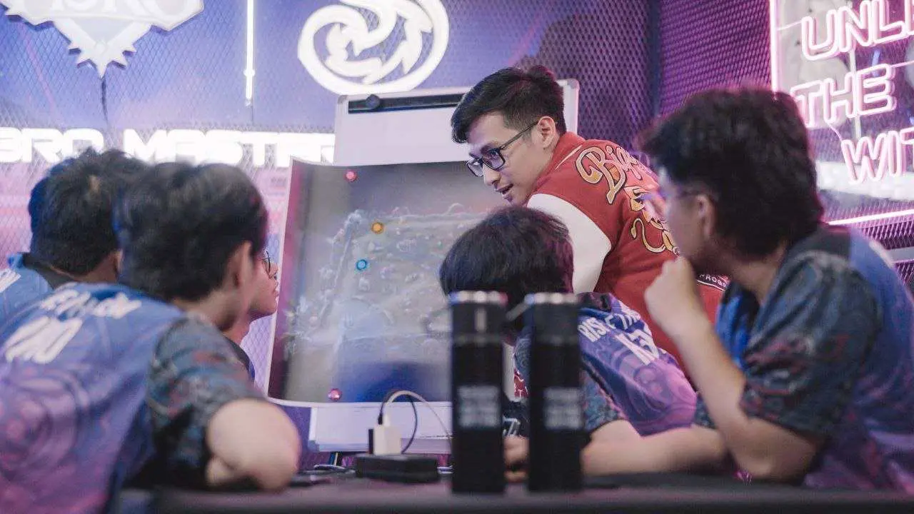 tingkatkan-kemampuan-talenta-esports-indonesia-ke-tingkat-dunia,-tri-gelar-h3ro-masterclass:-level-up