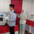 pj-bupati-oku-h.-teddy-meilwansyah-bersama-keluarga-melakukan-pencoblosan-pemilu-serentak-2024-di-tps-15-sukaraya-baturaja