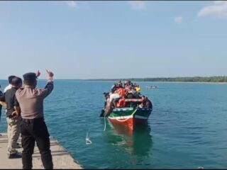 Kawal Logistik Pemilu ke Pulau Hinako 2 Personel Polres Nias Bertarung Dengan Ombak Samudra Hindia