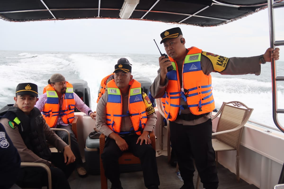 kapolres-kepulauan-seribu-pimpin-patroli-mobile-cek-suasana-pemungutan-suara-pemilu-2024-dari-laut