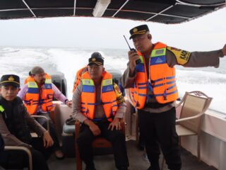 Kapolres Kepulauan Seribu Pimpin Patroli Mobile Cek Suasana Pemungutan Suara Pemilu 2024 dari Laut