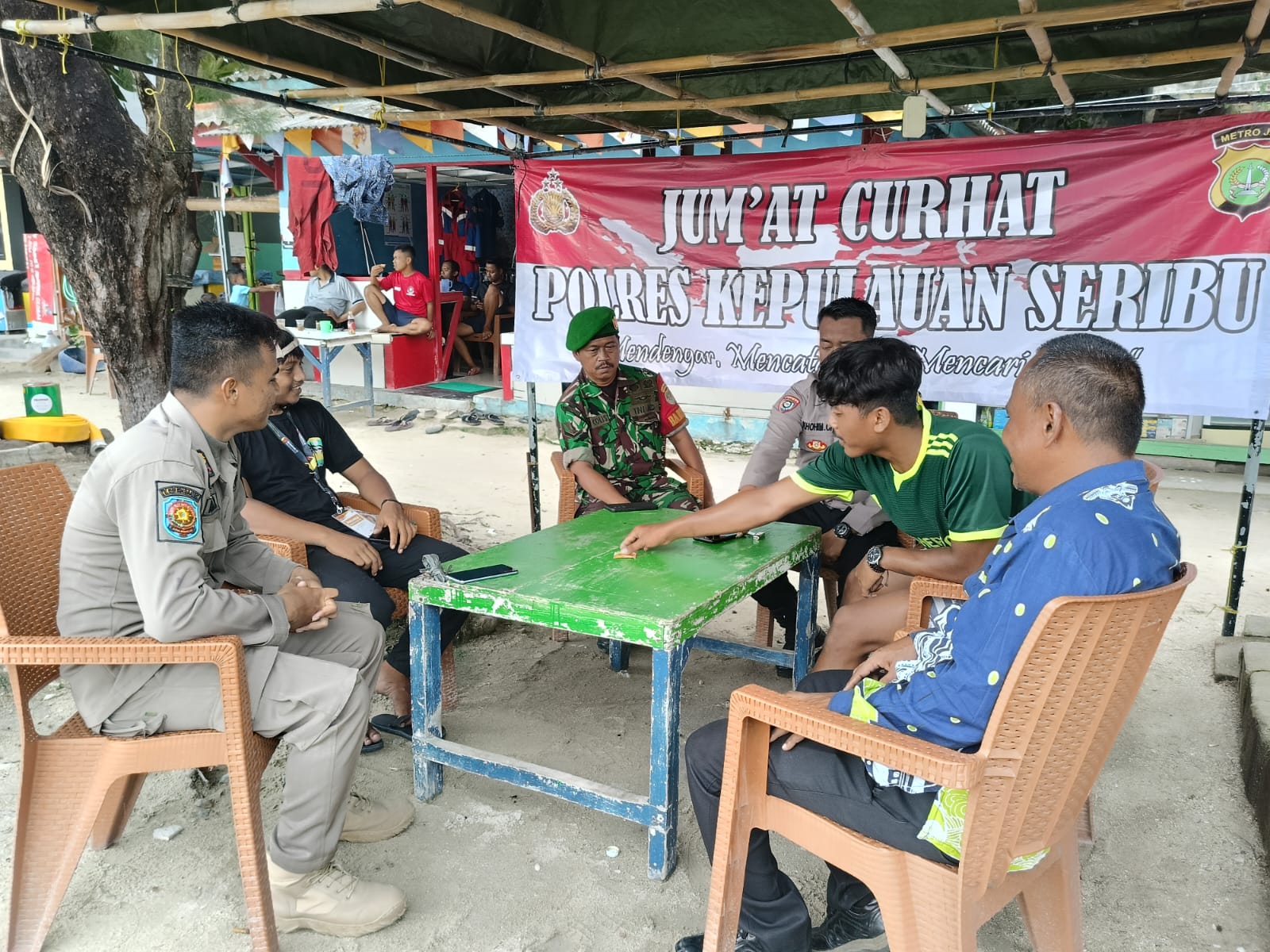 bhabinkamtibmas-pulau-pari-dan-babinsa-gelar-jumat-curhat,-sinergi-tni/polri-perkuat-situasi-kamtibmas