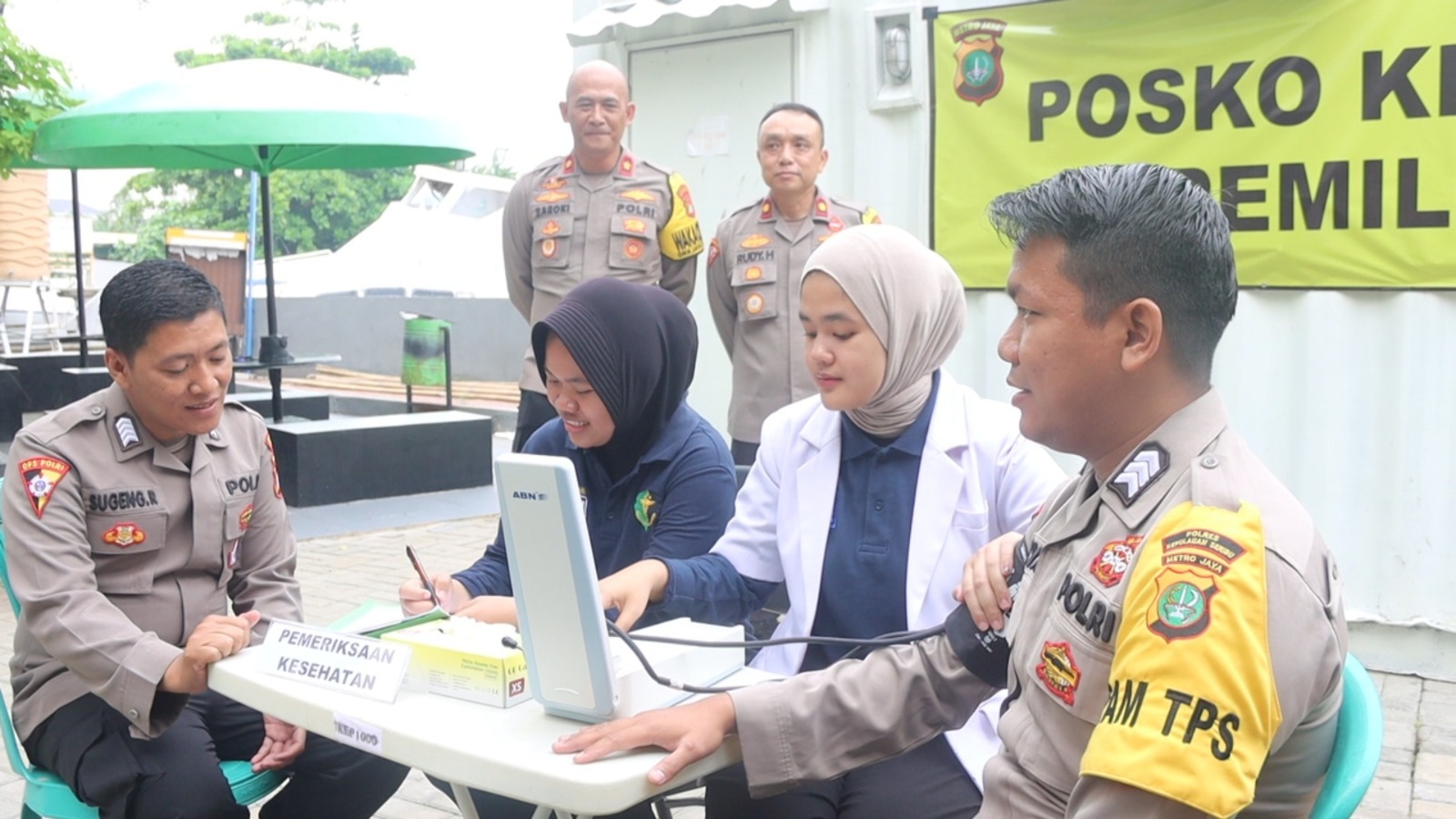 kasidokkes-polres-kepulauan-seribu-cek-kesehatan-personil-pengamanan-pemilu-2024-dan-kpps-pasca-pencoblosan