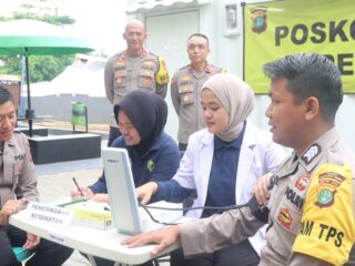 Kasidokkes Polres Kepulauan Seribu Cek Kesehatan Personil Pengamanan Pemilu 2024 dan KPPS Pasca Pencoblosan