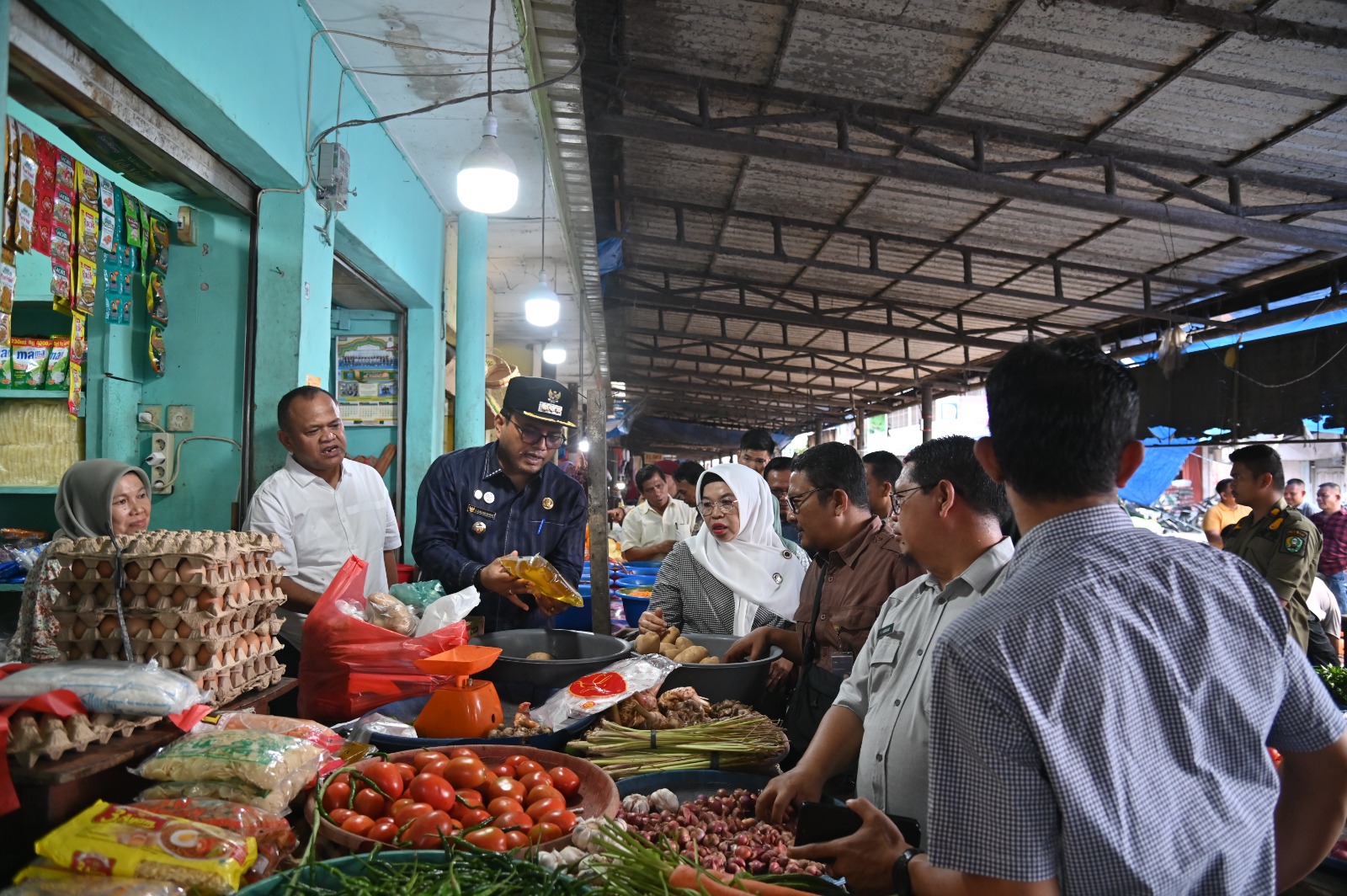 pj.-walikota-letnan-pantau-harga-kebutuhan-pokok-di-pasar