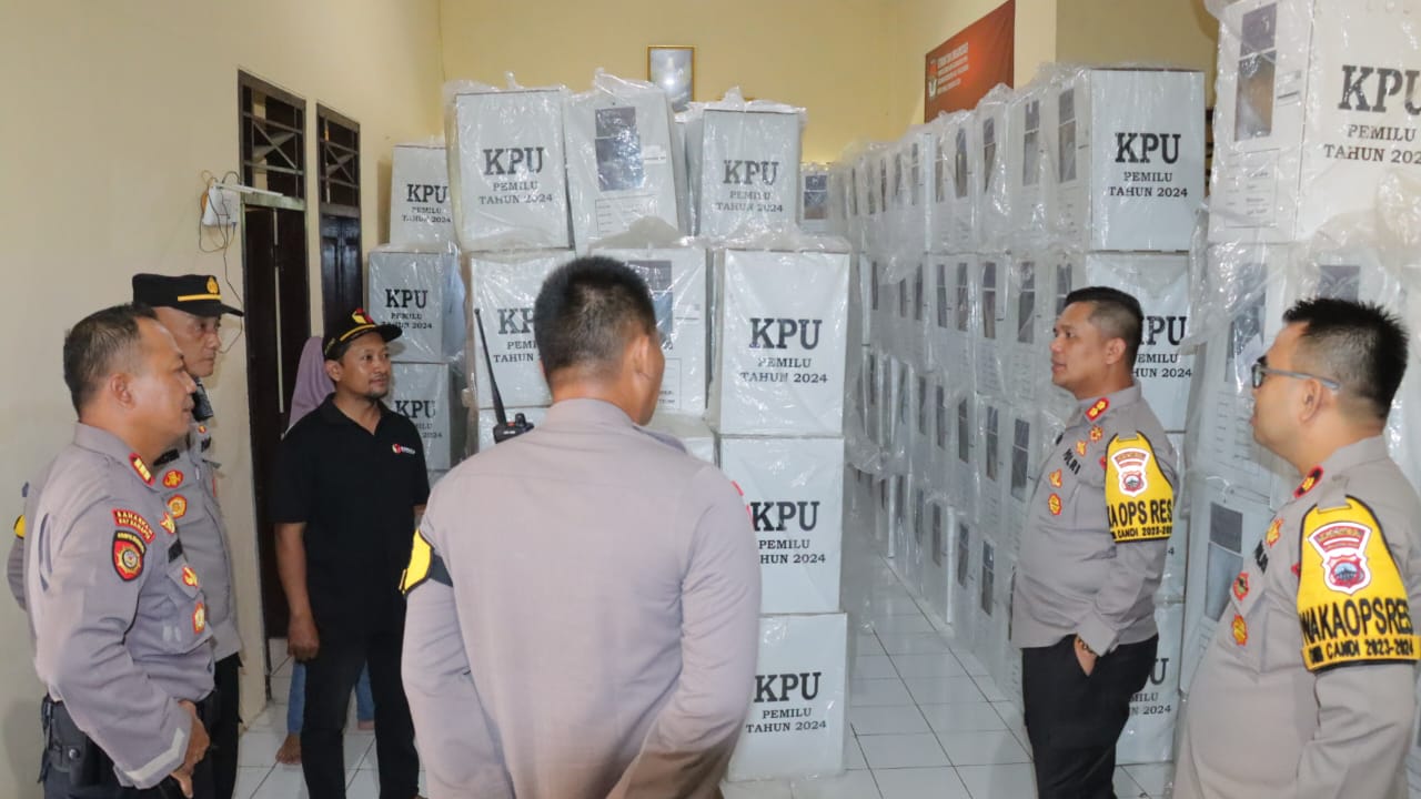 pasca-pemungutan-suara,-kapolres-pekalongan-pastikan-keamanan-logistik-pemilu-2024-di-ppk