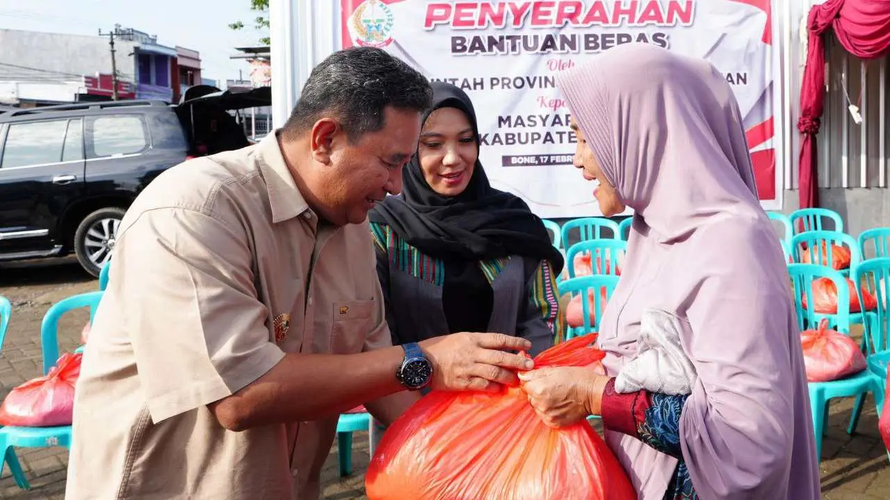 pj-gubernur-sulsel-&-pj-ketua-tp-pkk-sofha-marwah-serahkan-bantuan-beras-dari-pemprov-ke-warga-bone