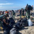 kolaborasi-apik-kodim-1615/lotim-dan-pandawara-grup-clean-up-pantai-labuhan-haji-dari-sampah.