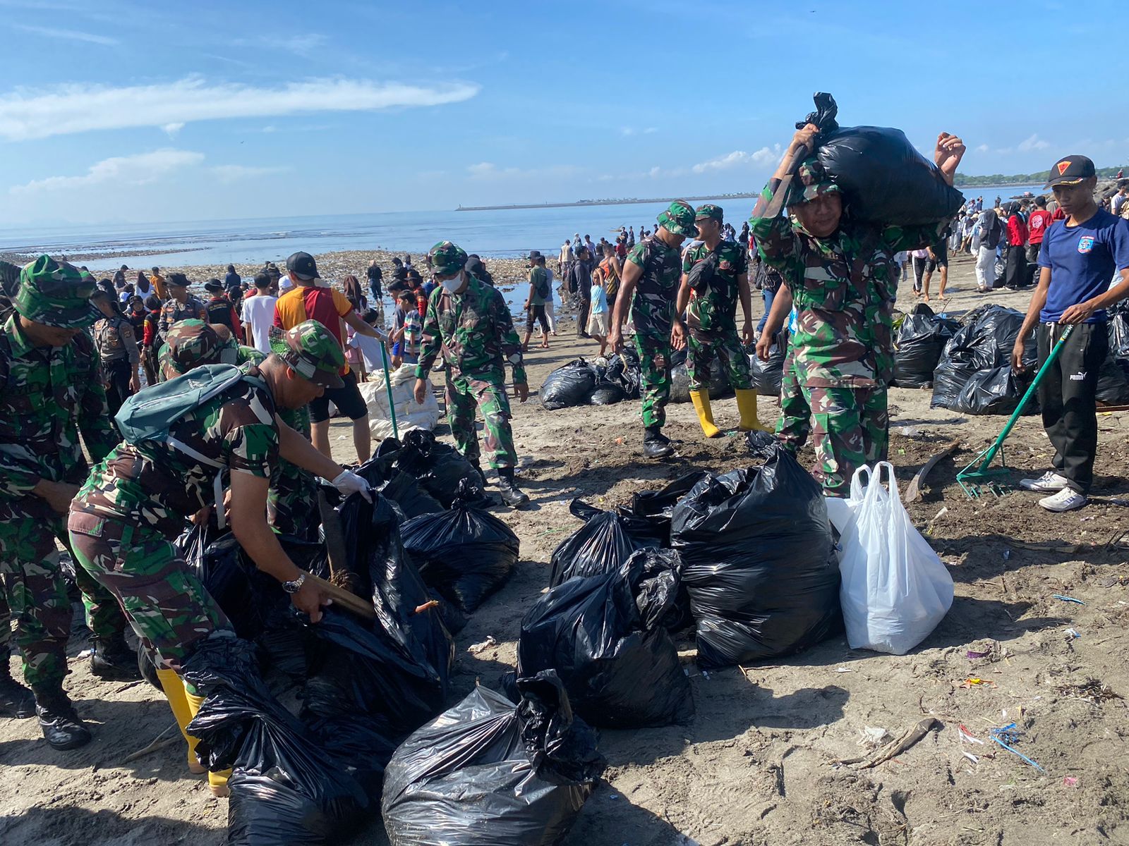 kolaborasi-apik-kodim-1615/lotim-dan-pandawara-grup-clean-up-pantai-labuhan-haji-dari-sampah.