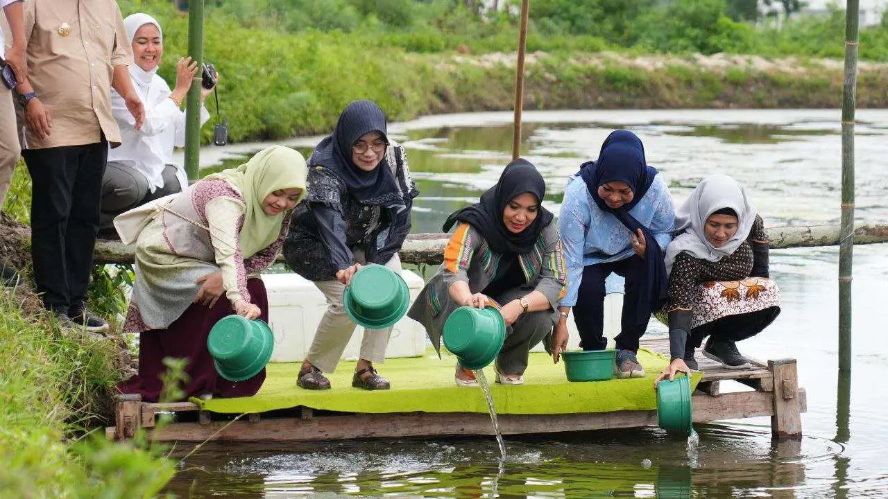 pj-ketua-pkk-sulsel-tebar-benur-udang-vaname-dan-tanam-pisang-cavendish-di-kota-parepare