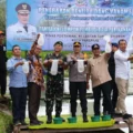 pj-gubernur-sulsel—ketua-tp-pkk-sofha-marwah-bahtiar-tebar-benih-udang-vaname,-tanam-pisang-cavendish