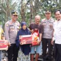 sepasang-lansia-korban-kebakaran-dapat-bantuan-dari-kapolres-luwu-utara