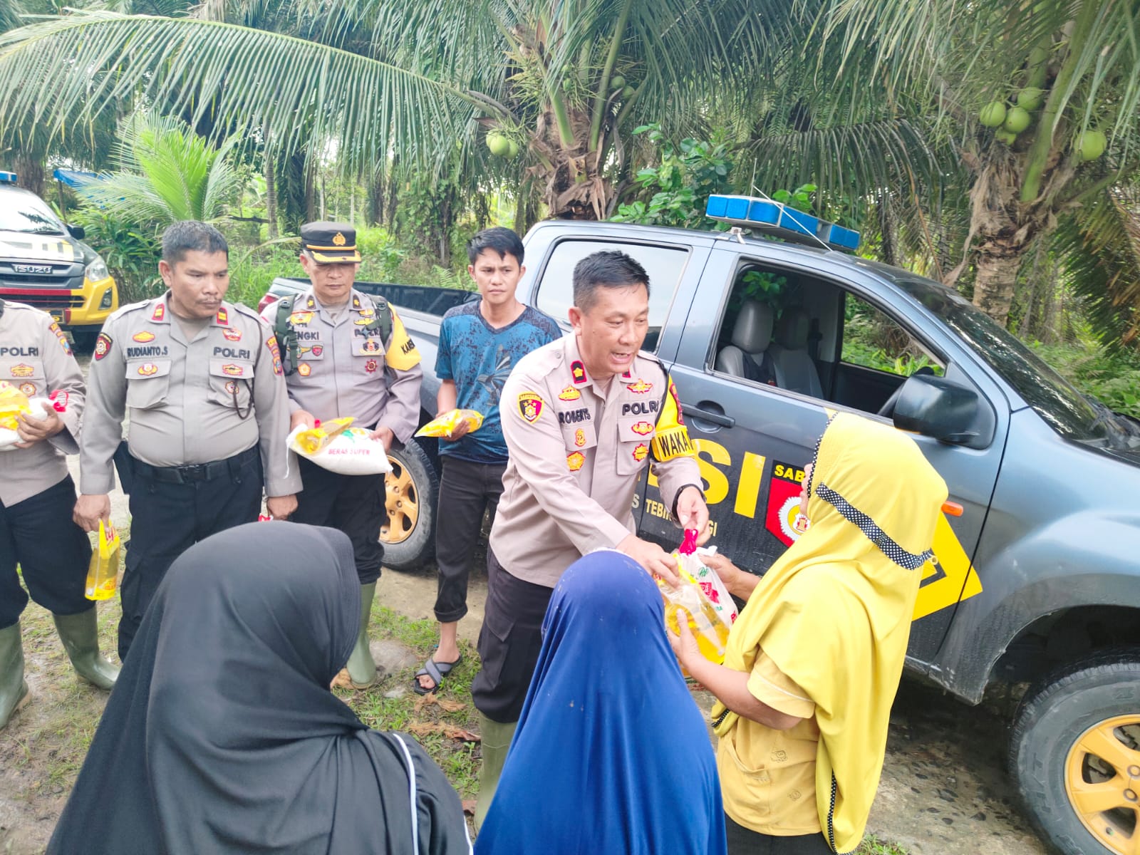 polisi-peduli,-jajaran-polres-tebingtinggi-berikan-bantuan-kepada-korban-banjir-di-desa-simalas-sipispis