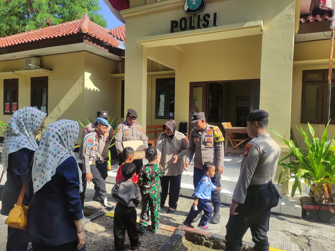 polsek-kepulauan-seribu-selatan-kenalkan-dunia-polisi-pada-anak-anak-pulau-tidung