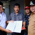 danny-pomanto-serahkan-akta-kematian-dan-kk-baru-keluarga-petugas-kpps-yang-meninggal-dunia