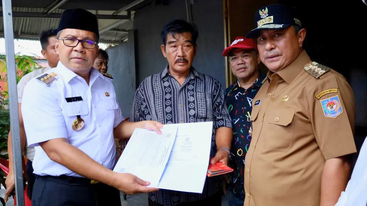 danny-pomanto-serahkan-akta-kematian-dan-kk-baru-keluarga-petugas-kpps-yang-meninggal-dunia