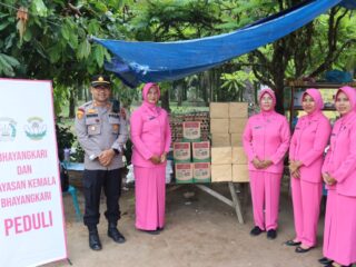 peduli-sesama,-bhayangkari-polres-tebing-tinggi-berikan-bantuan-kepada-warga-terdampak-banjir