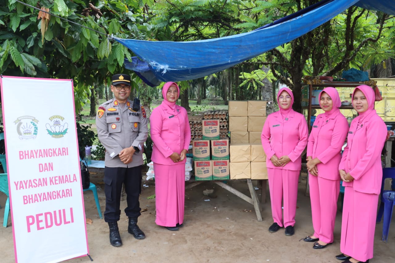 peduli-sesama,-bhayangkari-polres-tebing-tinggi-berikan-bantuan-kepada-warga-terdampak-banjir