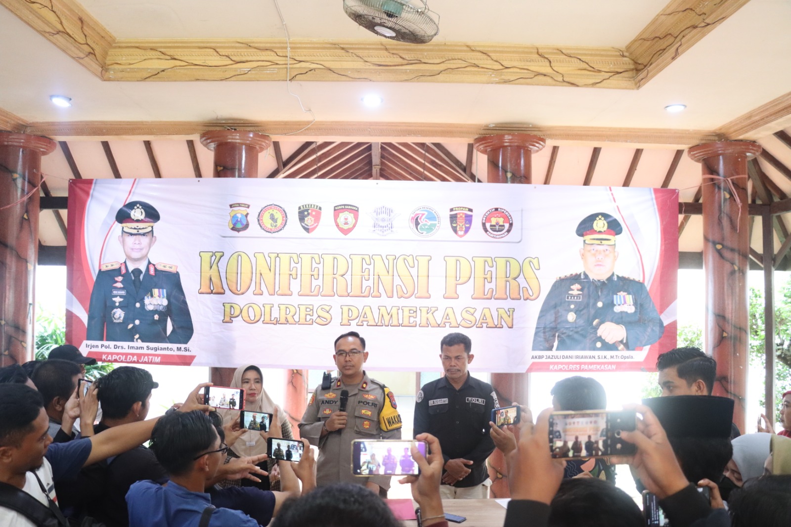 polisi-berhasil-mengamankan-3-tersangka-kasus-pengrusakan-menggunakan-bahan-peledak-ke-rumah-ketua-kpps-di-pamekasan