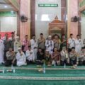 jumat-keliling-di-masjid-al-amin,-kapolres-metro-tangerang-kota-serahkan-cindra-mata