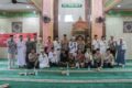 jumat-keliling-di-masjid-al-amin,-kapolres-metro-tangerang-kota-serahkan-cindra-mata