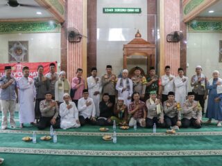 jumat-keliling-di-masjid-al-amin,-kapolres-metro-tangerang-kota-serahkan-cindra-mata