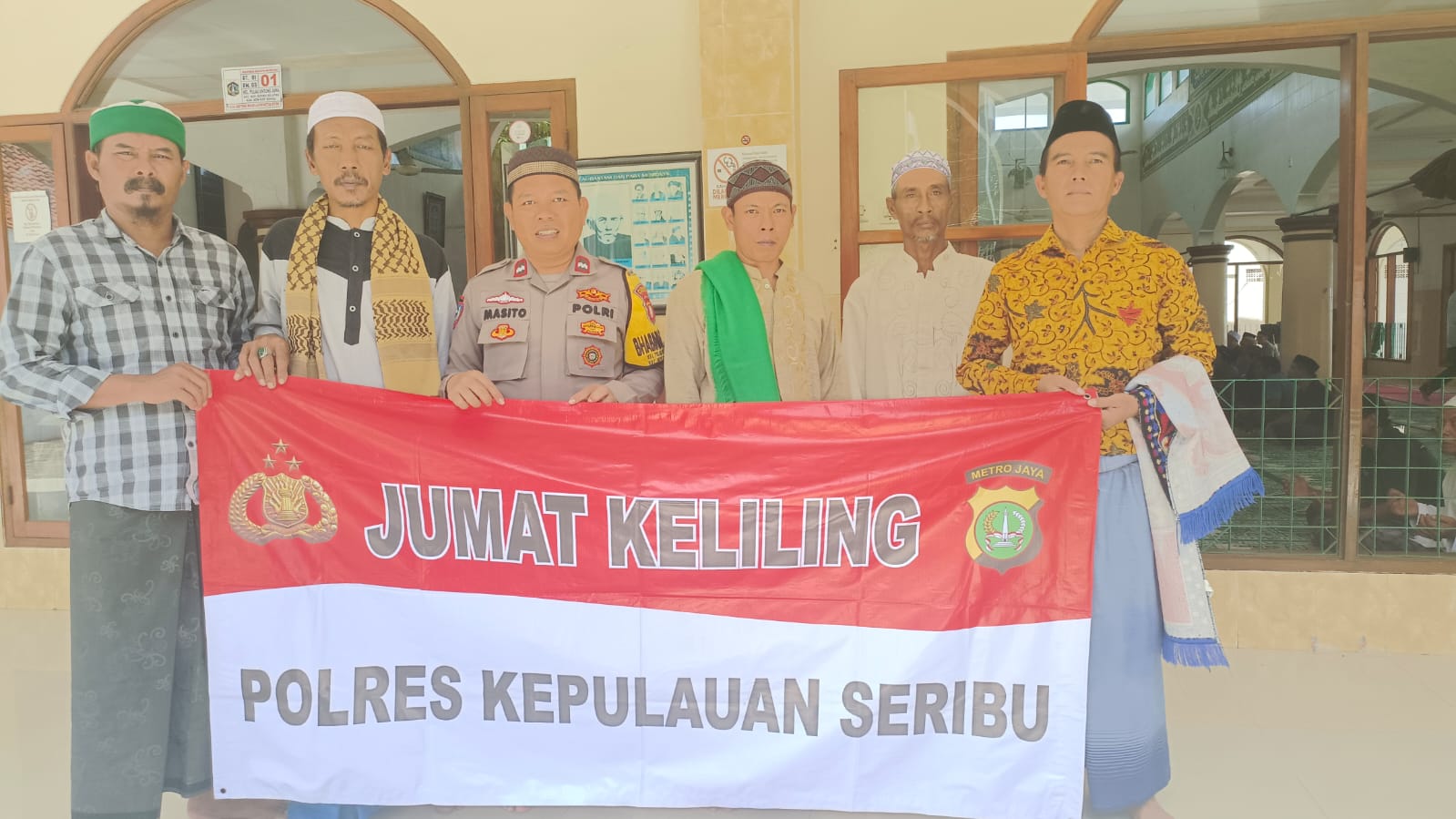 bhabinkamtibmas-pulau-untung-jawa,-polres-kepulauan-seribu,-ajak-warga-jaga-kedamaian-pasca-pemilu-melalui-‘jumat-keliling’