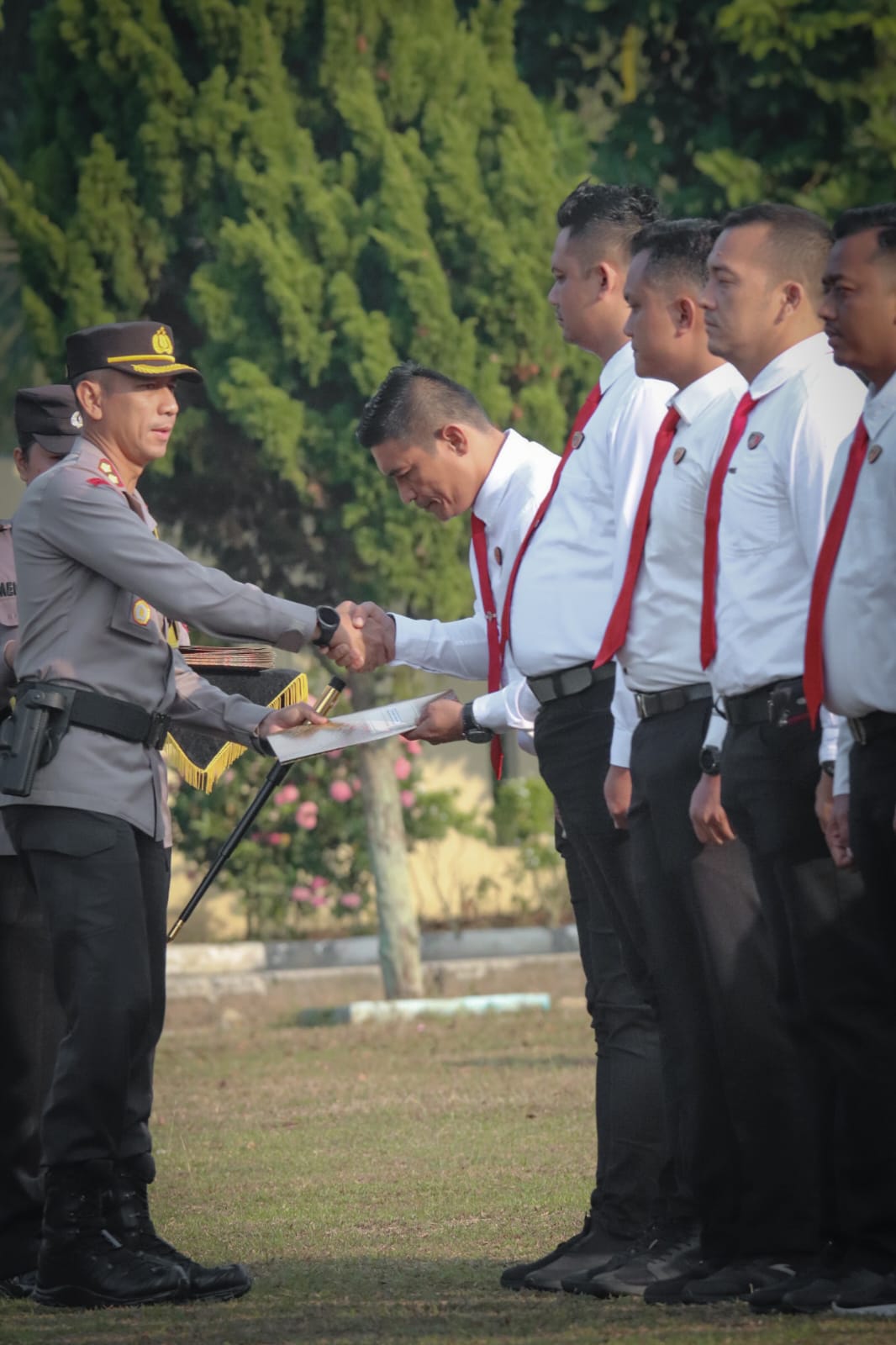 kapolres-sergai-berikan-penghargaan-kepada-personil-berprestasi