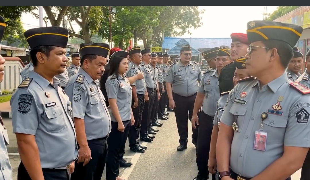 karutan-nimrot-sihotang-pimpin -apel-pagi-sekaligus-pemeriksaan-pakaian-dinas-dan-kelengkapan-atribut-petugas-rutan-i-medan