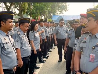 Karutan Nimrot Sihotang Pimpin  Apel Pagi Sekaligus Pemeriksaan Pakaian Dinas Dan Kelengkapan Atribut Petugas Rutan I Medan