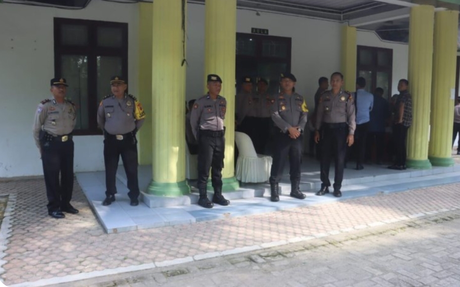 polres-langkat-kawal-penghitungan-dan-rekapitulasi-suara-di-gudang-pegnasos-stabat