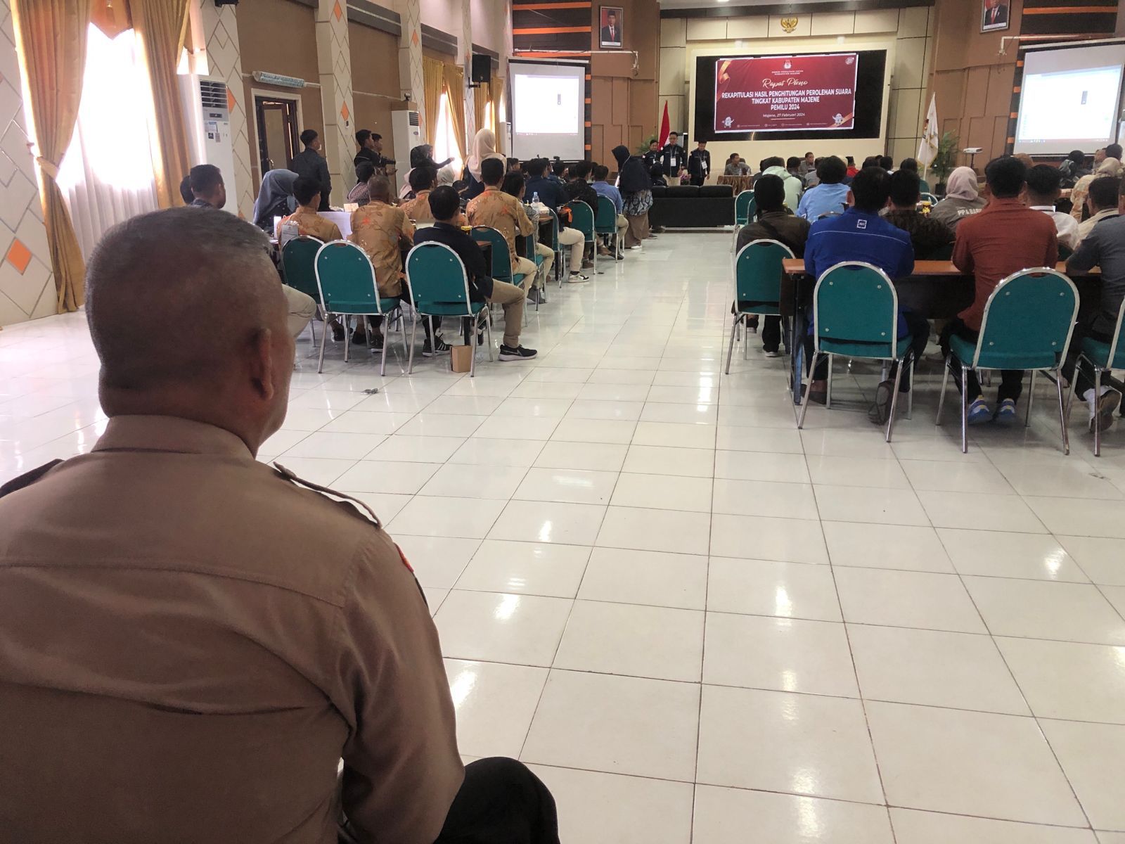 polres-majene-siagakan-puluhan-personil-dalam-rapat-pleno-rekapitulasi-hasil-pemilu-2024-tingkat-kabupaten