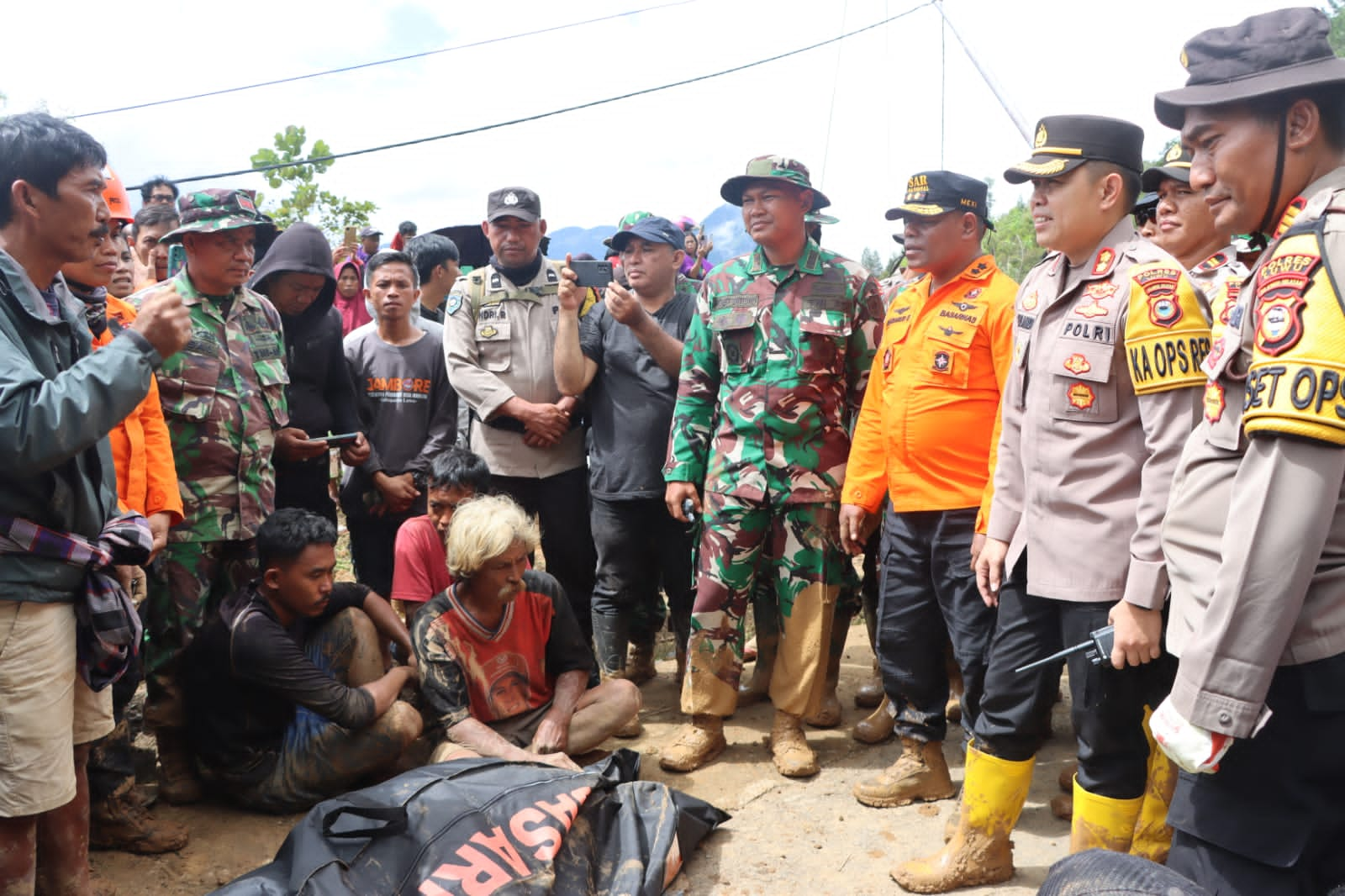 korban-longsor-di-luwu-bertambah-menjadi-5-orang,-personel-polri-terus-lakukan-evakuasi