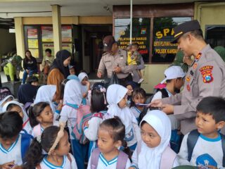 Polisi Sahabat Anak, Polsek Kandangan Sambut Hangat Kunjungan TK Kusumua Mulia II