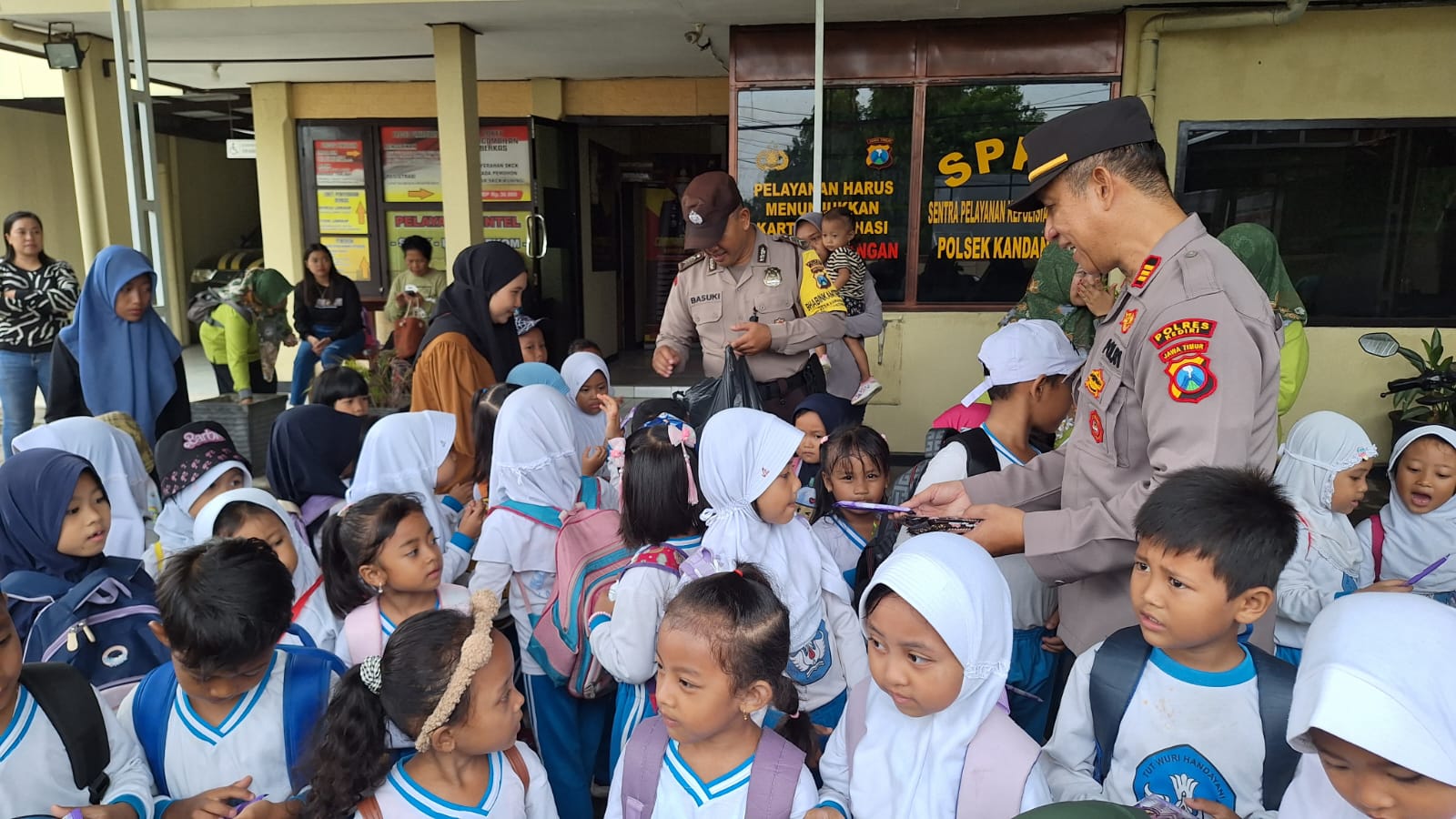 polisi-sahabat-anak,-polsek-kandangan-sambut-hangat-kunjungan-tk-kusumua-mulia-ii