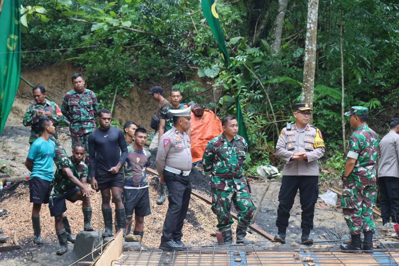 bentuk-sinergitas-tni-polri,-wakapolres-pamekasan-kunjungi-lokasi-tmmd-serta-berikan-bantuan-paket-sembako