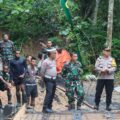 bentuk-sinergitas-tni-polri,-wakapolres-pamekasan-kunjungi-lokasi-tmmd-serta-berikan-bantuan-paket-sembako